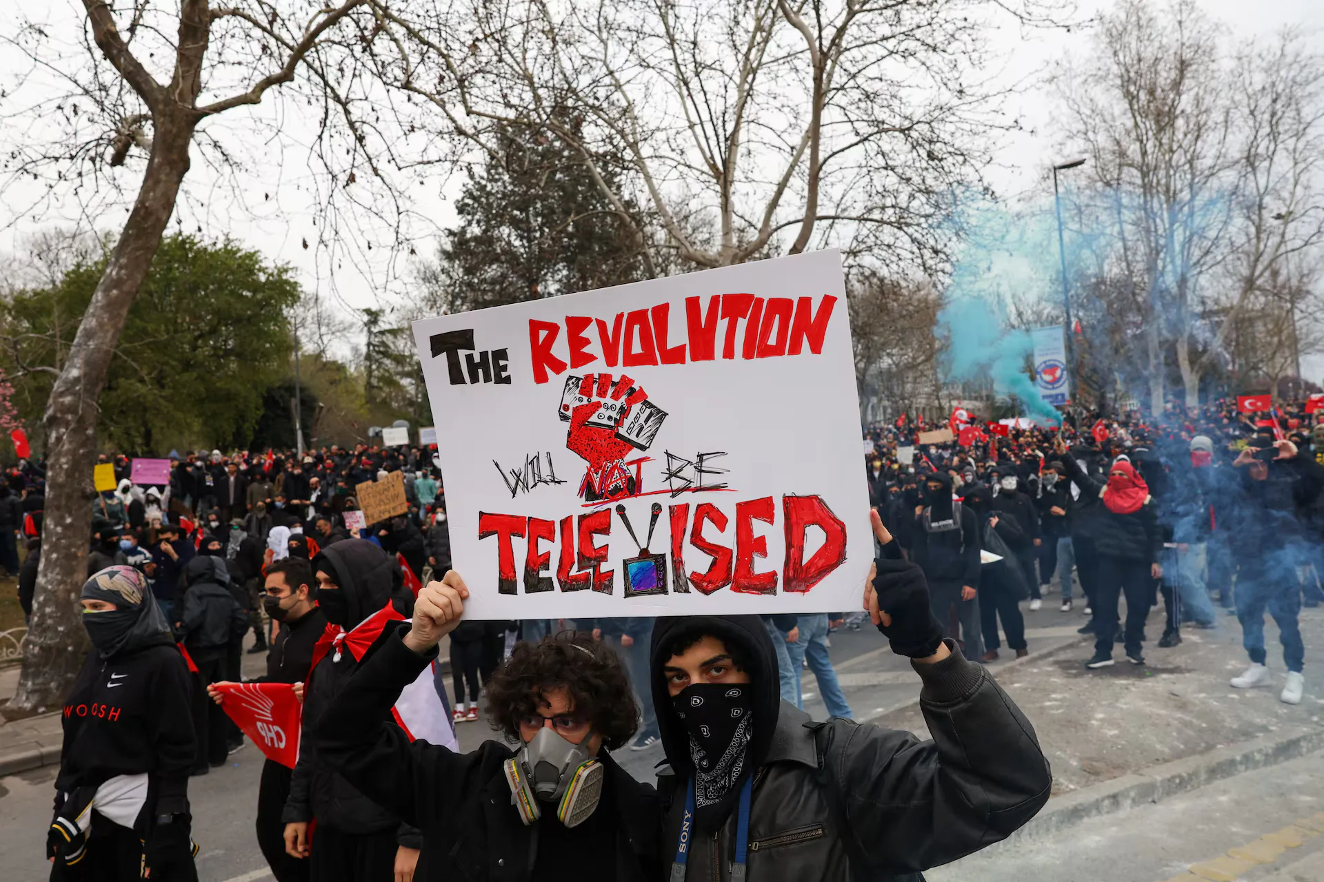 Чоловіки несуть плакат, коли люди беруть участь у протесті в день, коли мера Стамбула Екрема Імамоглу було ув’язнено в рамках розслідування корупції, біля будівлі столичного муніципалітету Стамбула, Стамбул, Туреччина, 23 березня 2025 року.